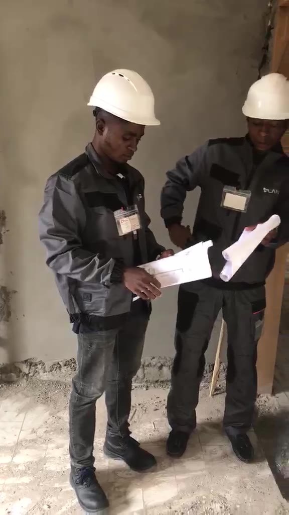 Tenue de chantier IPLANS — le déploiement commence au sol.