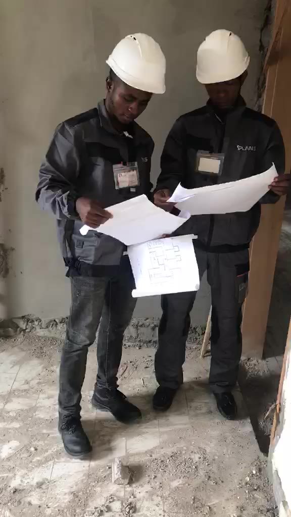 Deux intégrateurs IPLANS confrontent le plan au bâtiment.