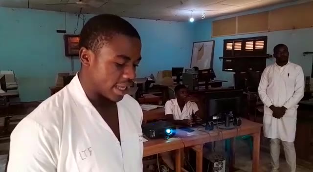 Lycée technique, stand CGF — l’élève présente IPLANS ERP.